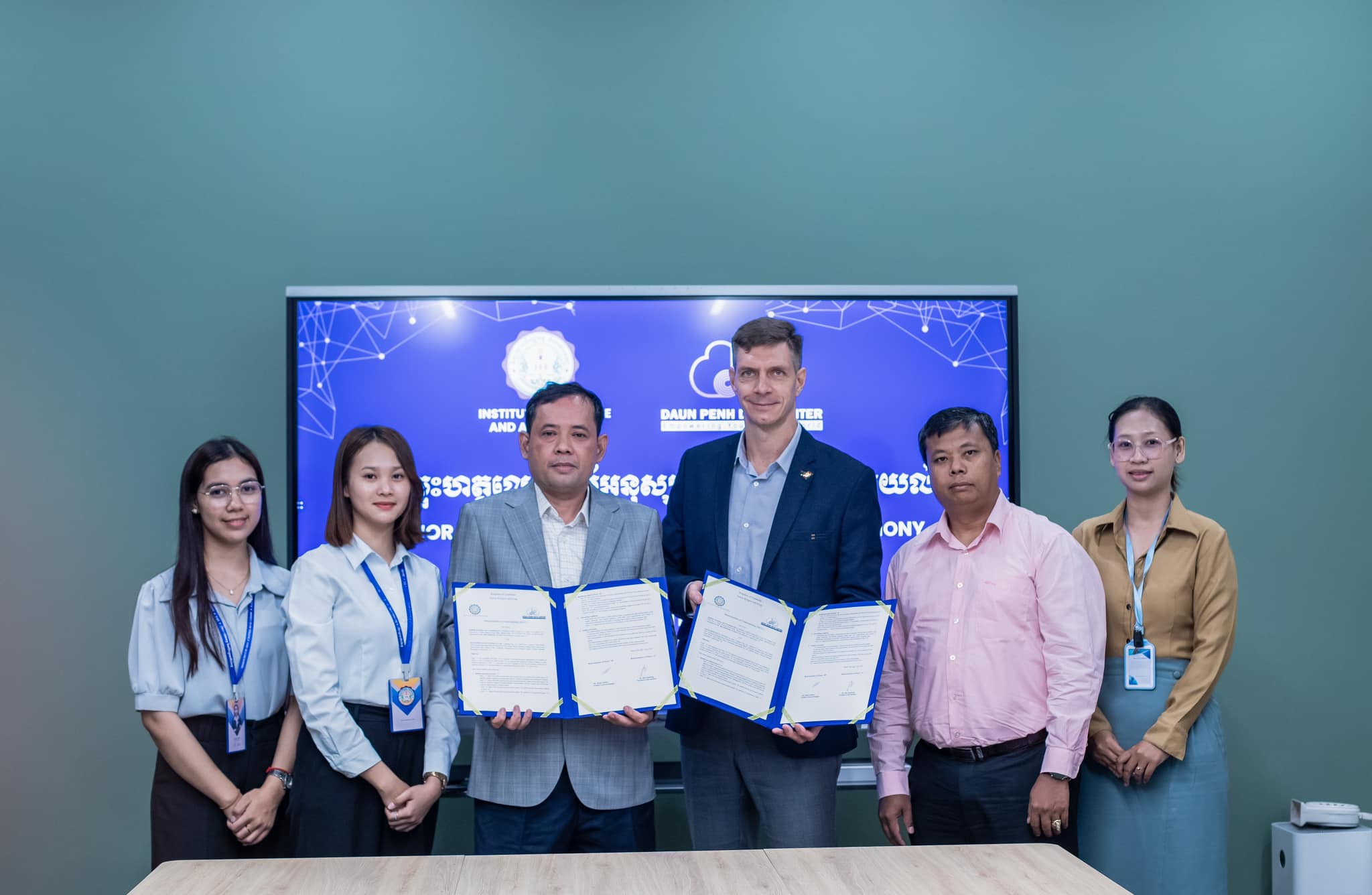 Daun Penh Cloud Sign Memorandum of Understanding (MoU) with the Institute of Finance and Accounting